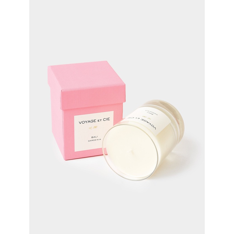 Voyage Et Cie 14oz Candle|O/S|BALI GARDENIA|DEIA|FIGUE CYPRESS|FIGUIER|FRUIT DE LA PASSION|JASMIN COCO|LA PLAGE|LES PINEDES|LILLIES & LIME|MARMONT LANE|NOEL|ORANGE BLOSSOM|PAMPLEMOUSSE ROUGE|POIVRE NOIR|RAVELLO ORANGE VERT|ROMA TUBEROSA|SANTAL EPICER|TUIL